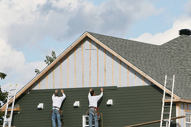 Professional Vinyl Siding technician working in Mantua, OH